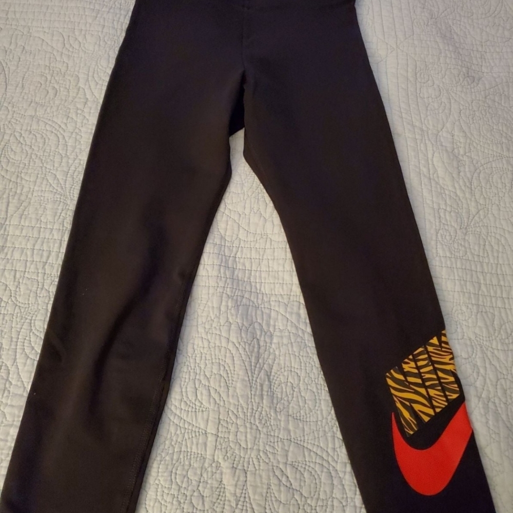 NikeNIKE LEGGING CLUB ANIMAL CROPSIZE SMALL - Picture 4 of 6